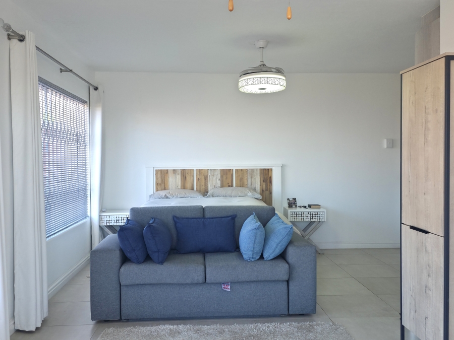 6 Bedroom Property for Sale in Wavecrest Eastern Cape